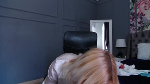 Snapshot of natalie_bitton chatting on 01/15/25, 12:04 Natalie online show from 01/15/25, 12:04