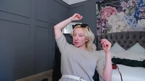 Snapshot of natalie_bitton chatting on 01/19/25, 01:01 Natalie online show from 01/19/25, 01:01