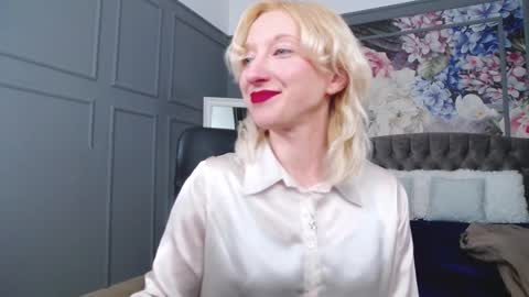 Snapshot of natalie_bitton chatting on 01/25/25, 08:00 Natalie online show from 01/25/25, 08:00
