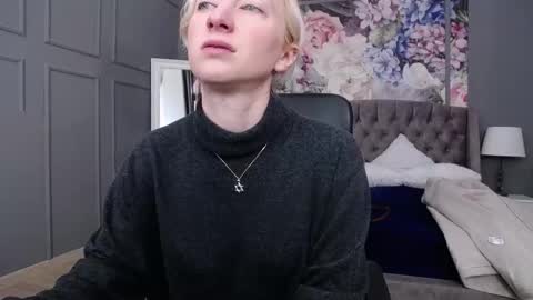 Snapshot of natalie_bitton chatting on 02/19/25, 08:22 Natalie online show from 02/19/25, 08:22