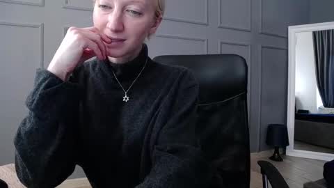 Snapshot of natalie_bitton chatting on 02/19/25, 11:28 Natalie online show from 02/19/25, 11:28