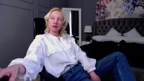 Snapshot of natalie_bitton chatting on 02/27/25, 11:10 Natalie online show from 02/27/25, 11:10