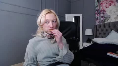Snapshot of natalie_bitton chatting on 02/28/25, 07:05 Natalie online show from 02/28/25, 07:05