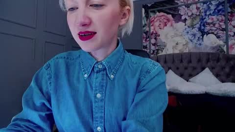 Snapshot of natalie_bitton chatting on 03/08/25, 07:27 Natalie online show from 03/08/25, 07:27