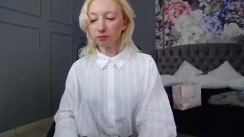 Snapshot of natalie_bitton chatting on 03/10/25, 06:49 Natalie online show from 03/10/25, 06:49