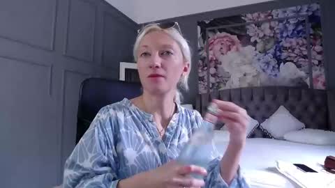 Snapshot of natalie_bitton chatting on 09/10/25, 07:19 Natalie online show from 09/10/25, 07:19