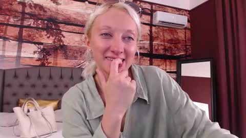 Snapshot of natalie_bitton chatting on 09/15/25, 10:48 Natalie online show from 09/15/25, 10:48