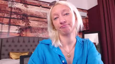 Snapshot of natalie_bitton chatting on 09/24/25, 09:23 Natalie online show from 09/24/25, 09:23