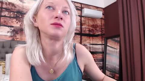 Snapshot of natalie_bitton chatting on 10/11/25, 11:42 Natalie online show from 10/11/25, 11:42