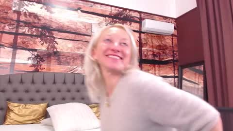 Snapshot of natalie_bitton chatting on 10/13/25, 11:32 Natalie online show from 10/13/25, 11:32