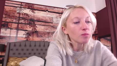 Snapshot of natalie_bitton chatting on 10/19/25, 10:27 Natalie online show from 10/19/25, 10:27