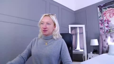 Snapshot of natalie_bitton chatting on 10/29/25, 09:22 Natalie online show from 10/29/25, 09:22