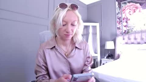 Snapshot of natalie_bitton chatting on 11/02/25, 09:11 Natalie online show from 11/02/25, 09:11