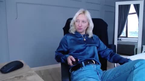 Snapshot of natalie_bitton chatting on 11/04/25, 07:40 Natalie online show from 11/04/25, 07:40