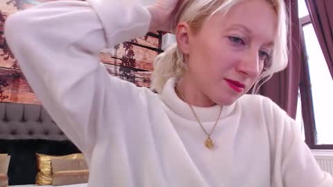 Snapshot of natalie_bitton chatting on 11/06/25, 12:28 Natalie online show from 11/06/25, 12:28