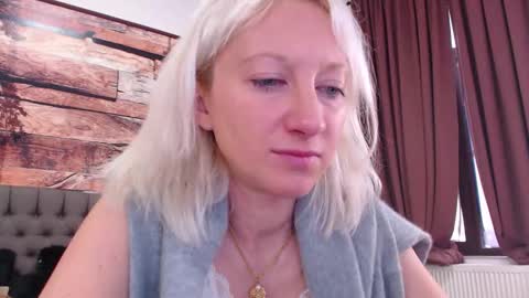 Snapshot of natalie_bitton chatting on 11/09/25, 10:46 Natalie online show from 11/09/25, 10:46