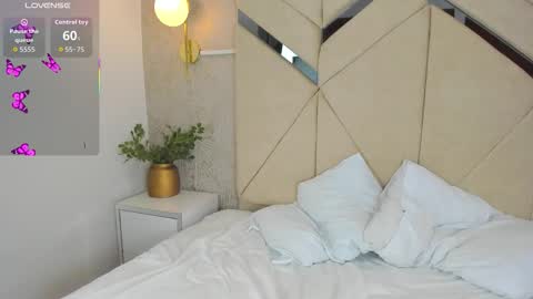 Snapshot of nathalieross1 chatting on 12/04/25, 11:46 Nathalie Ross online show from 12/04/25, 11:46