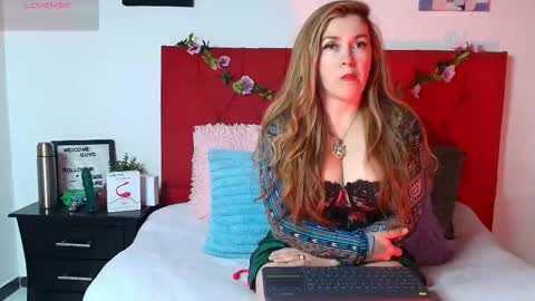 Snapshot of nathaly_stepmom chatting on 10/15/25, 11:54 Natha online show from 10/15/25, 11:54