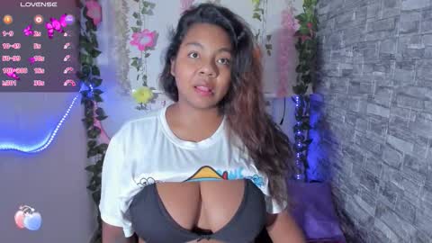 Snapshot of nathasha_jhonsom_ chatting on 12/19/25, 07:48 Naty online show from 12/19/25, 07:48