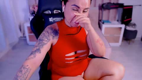 Snapshot of natural_bigass_nina chatting on 11/12/25, 09:36 Sophia online show from 11/12/25, 09:36