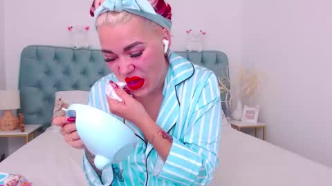 Snapshot of naughty_kittyy1 chatting on 10/08/25, 11:41 Maria  online show from 10/08/25, 11:41