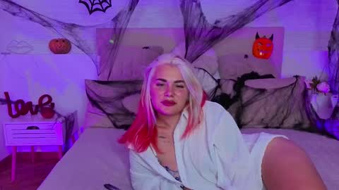 Snapshot of naughty_kittyy1 chatting on 10/27/25, 02:10 Maria  online show from 10/27/25, 02:10