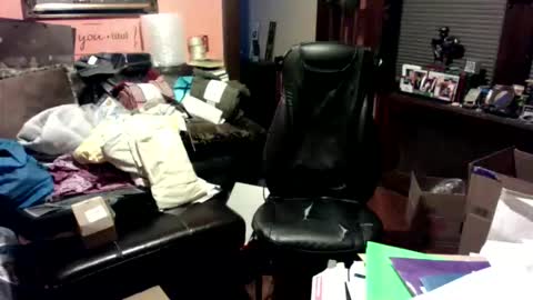 Snapshot of naughtybone chatting on 12/19/25, 07:37 naughtybone online show from 12/19/25, 07:37