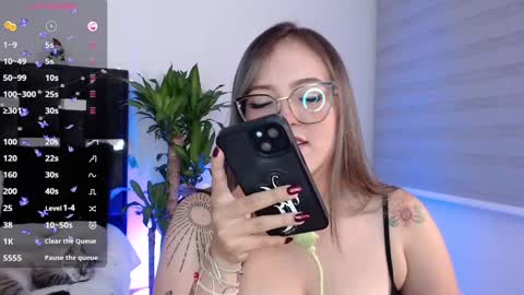 Snapshot of naughtycurvybbx chatting on 12/23/24, 04:22 LANAindependent model online show from 12/23/24, 04:22