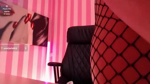 Snapshot of naughtyelska chatting on 10/09/25, 04:43 Elska online show from 10/09/25, 04:43