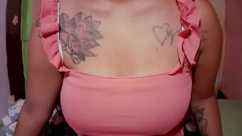 Snapshot of naughtymom_33 chatting on 10/27/25, 08:24 naughtymom_33 online show from 10/27/25, 08:24