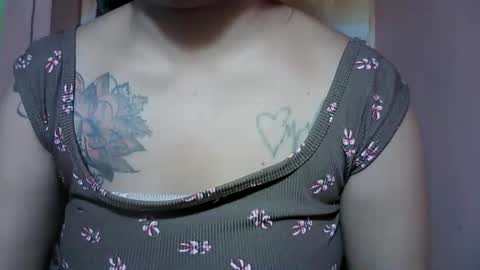 Snapshot of naughtymom_33 chatting on 11/25/25, 05:51 naughtymom_33 online show from 11/25/25, 05:51