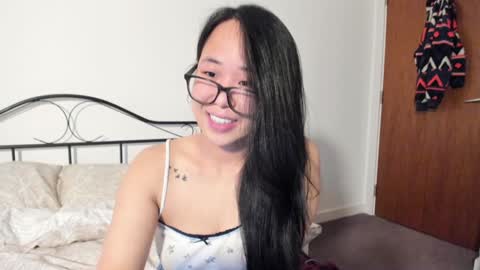 Snapshot of naughtynerdygirl chatting on 01/12/25, 04:29 Gigi Chu online show from 01/12/25, 04:29
