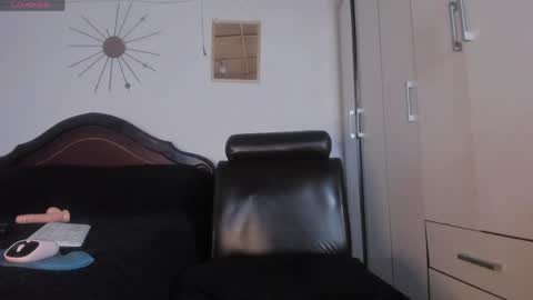 Snapshot of naugthy_curvy1_ chatting on 05/29/26, 07:23 sara online show from 05/29/26, 07:23
