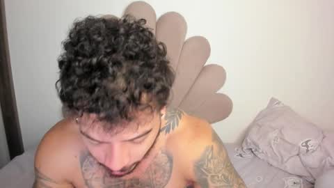 Snapshot of neeii chatting on 11/18/25, 10:52 Nei turn green online show from 11/18/25, 10:52