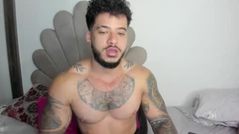 Snapshot of neeii chatting on 11/27/25, 08:38 Nei turn green online show from 11/27/25, 08:38