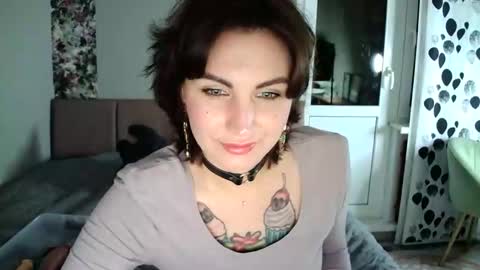 Snapshot of nefertiti_queen chatting on 09/11/25, 09:04 nefertiti_queen online show from 09/11/25, 09:04