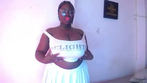 Snapshot of neighbor_ebony chatting on 05/05/26, 03:14 CHIKY online show from 05/05/26, 03:14