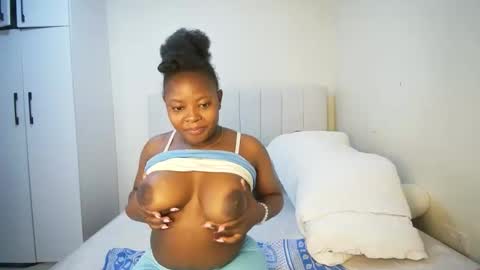 Snapshot of nellyeluxe chatting on 05/01/26, 10:47 nellyeluxe online show from 05/01/26, 10:47