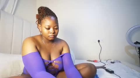 Snapshot of nellyeluxe chatting on 05/31/26, 12:30 nellyeluxe online show from 05/31/26, 12:30
