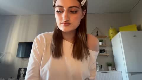 Snapshot of neomapruden chatting on 10/22/25, 09:42 Jessica u can call me Queen online show from 10/22/25, 09:42