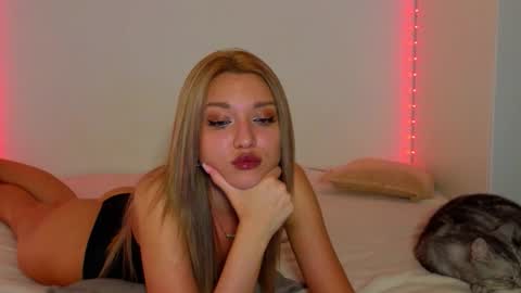 Snapshot of nessarosse chatting on 11/14/25, 08:18 Nessa online show from 11/14/25, 08:18