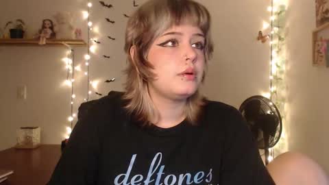 Snapshot of neurotic_witch chatting on 10/01/25, 07:47 Mar online show from 10/01/25, 07:47