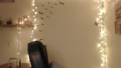 Snapshot of neurotic_witch chatting on 10/03/25, 07:38 Mar online show from 10/03/25, 07:38