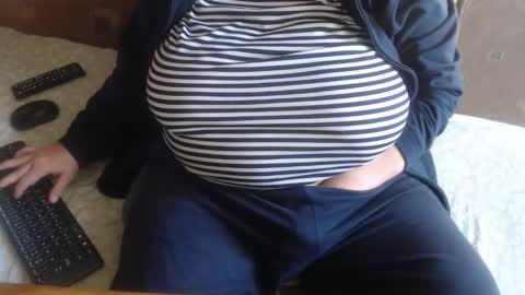 Snapshot of new_milf chatting on 10/31/25, 08:15 Lilly online show from 10/31/25, 08:15