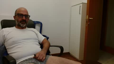 Snapshot of new_simi_74 chatting on 10/05/25, 04:33 simi online show from 10/05/25, 04:33