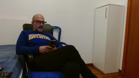 Snapshot of new_simi_74 chatting on 10/12/25, 08:35 simi online show from 10/12/25, 08:35