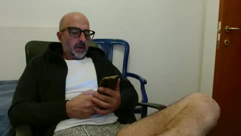 Snapshot of new_simi_74 chatting on 10/19/25, 04:24 simi online show from 10/19/25, 04:24