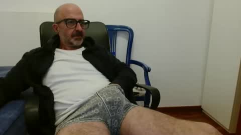 Snapshot of new_simi_74 chatting on 10/19/25, 06:30 simi online show from 10/19/25, 06:30