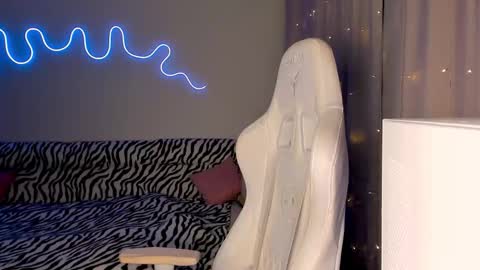 Mina online show from 12/01/25, 01:16