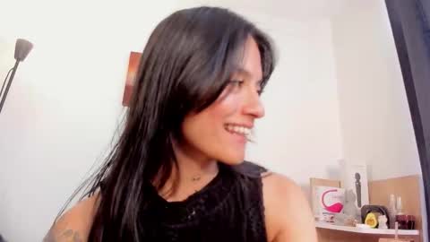 Snapshot of nia__white chatting on 11/10/25, 06:07 laura online show from 11/10/25, 06:07